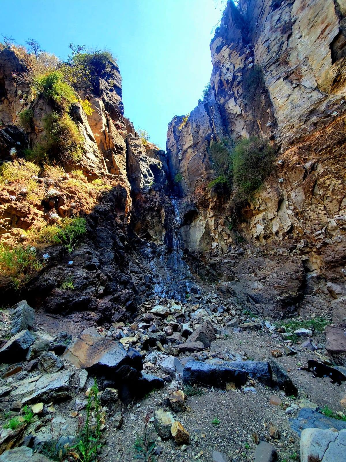 Cascada entre las paredes del cañón