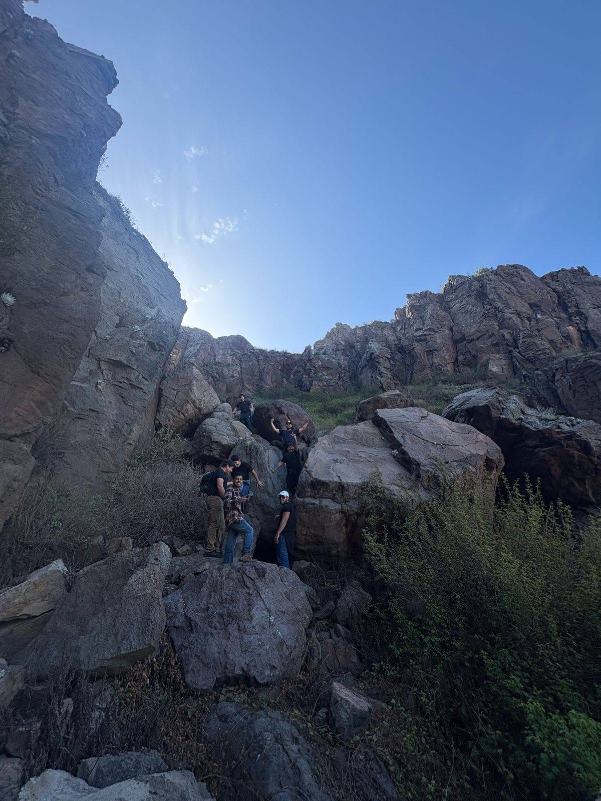 Grupo de senderistas subiendo entre rocas